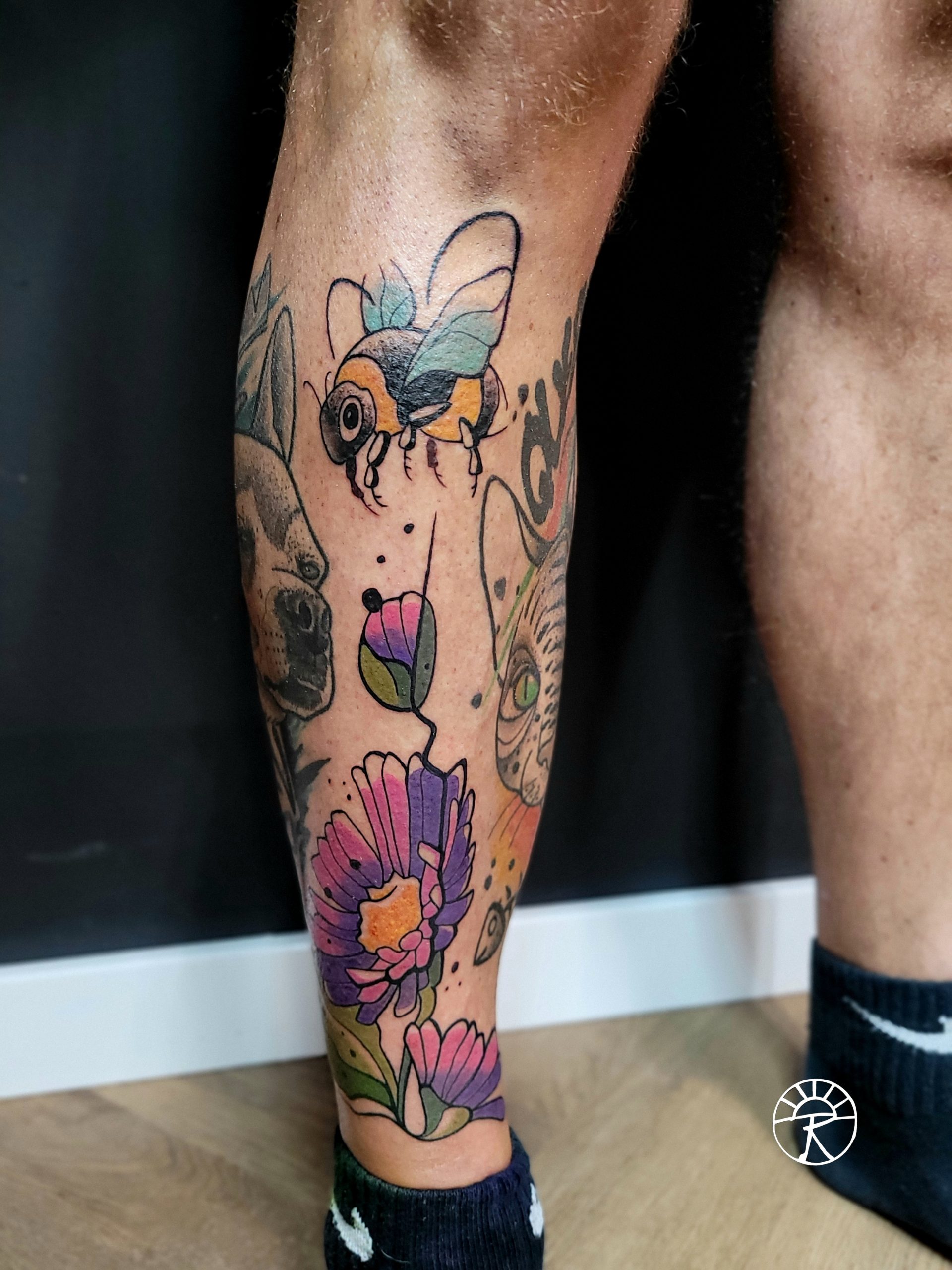 tattoo bij en bloemen kleur